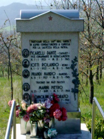 Monumento commemorativo a Ficarelli e altri, dedicato ai caduti per la patria. Decorato con fiori.