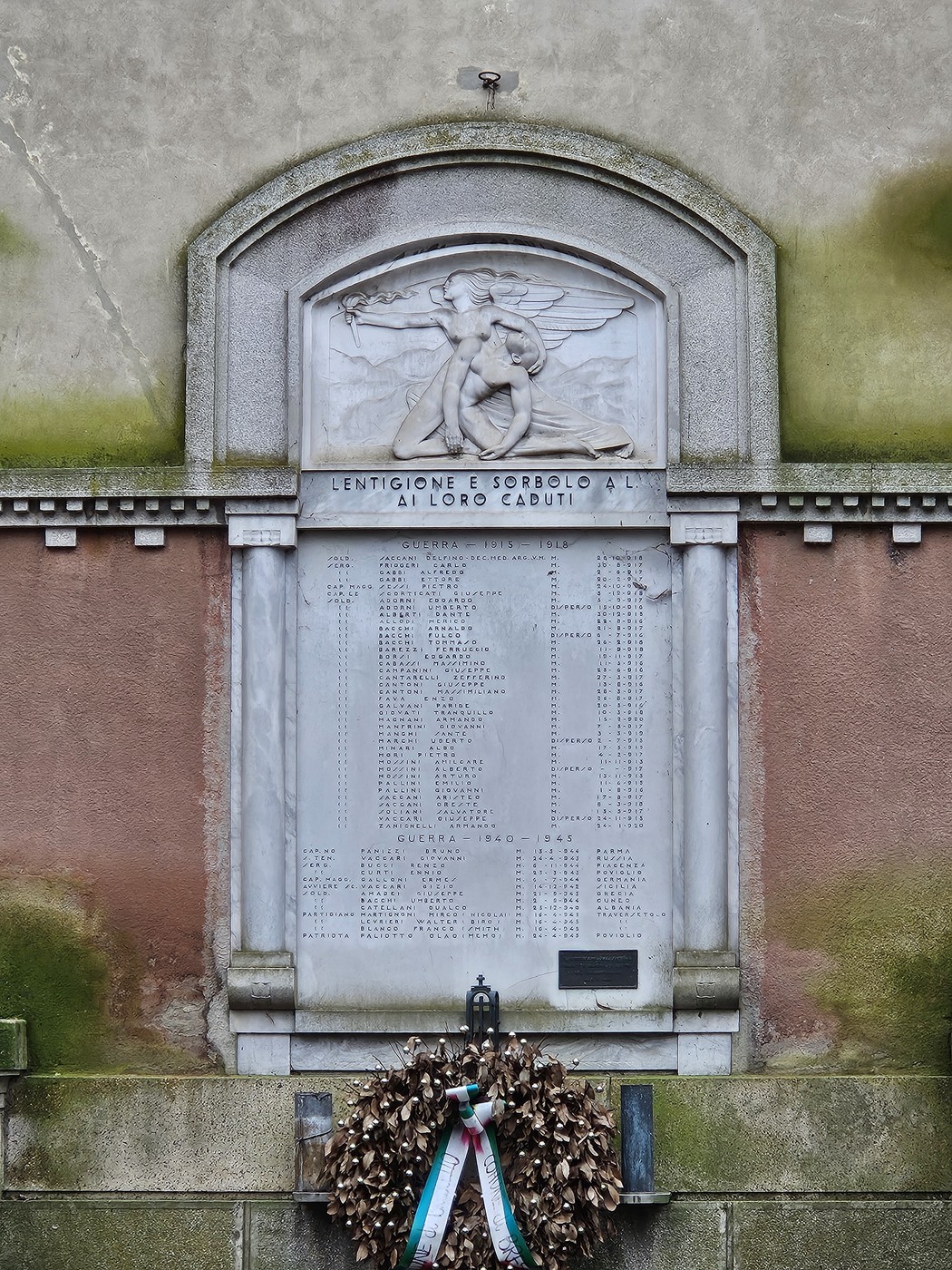 Lapide commemorativa dedicata ai caduti di Lentigione e Sorbolo, adornata con una corona d'alloro.