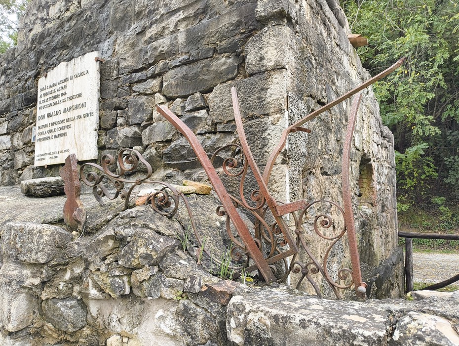 Rovine della chiesa di Casaglia, testimonianza storica immersa nella natura, tra pietre e ferro arrugginito.