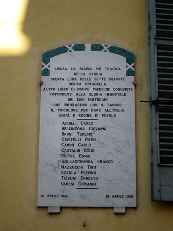 Lapide commemorativa dei caduti partigiani di Stradella, onore ai caduti per la libertà e la giustizia.