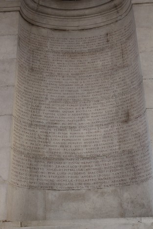 Dettaglio del "Sacrario del Ponte Monumentale" con iscrizioni commemorative sulla parete.