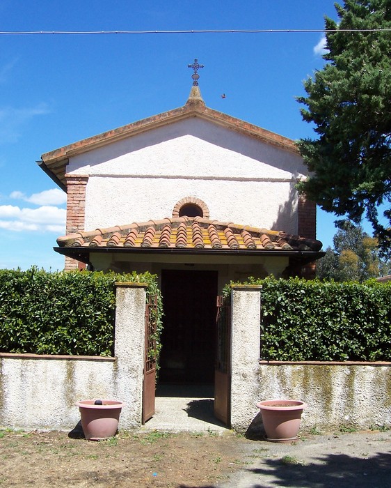 Cappella dei caduti di Monte Bottigli, un luogo di memoria immerso nella natura.