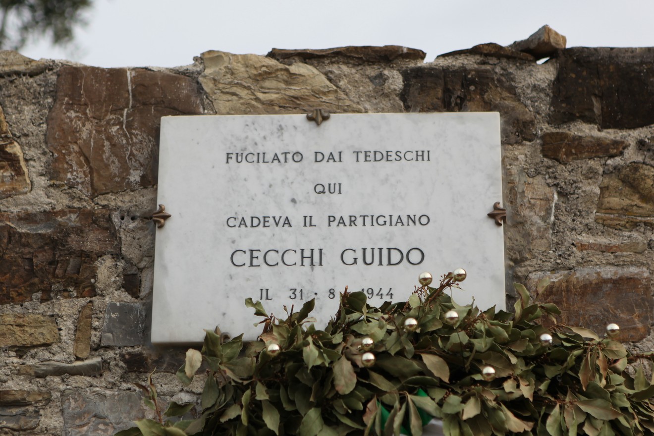 Lapide commemorativa di Cecchi Guido, partigiano fucilato dai tedeschi nel 1944.