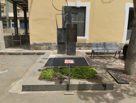 Monumento a Costorella, un'opera commemorativa, con una base in pietra e elementi artistici moderni.