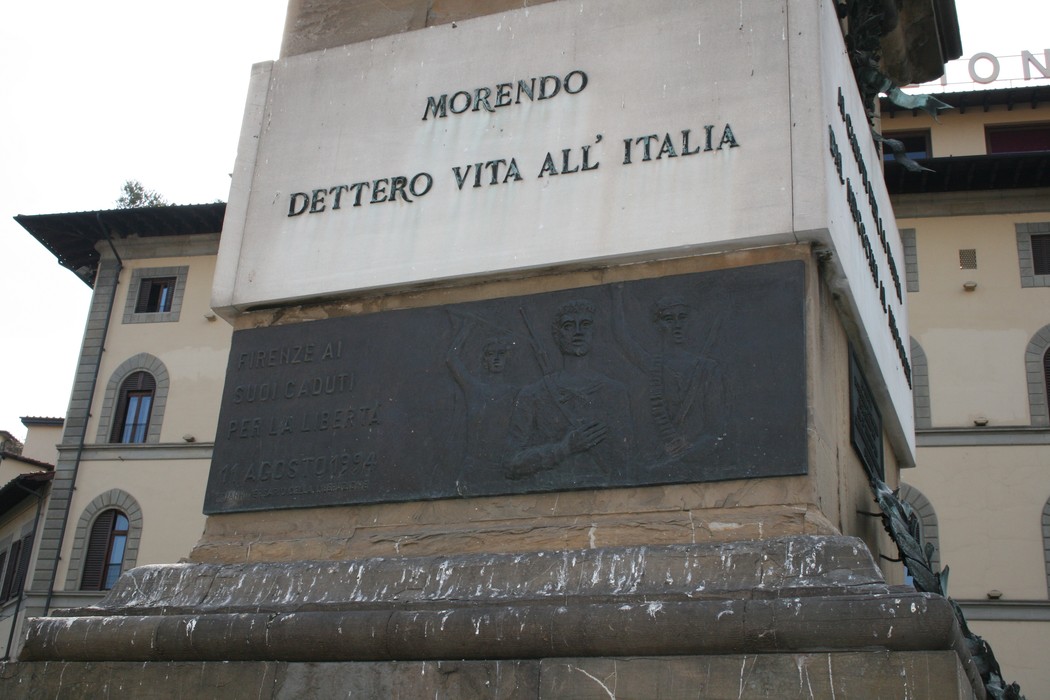 Obelisco commemorativo ai caduti, simbolo di onore e memoria in un contesto storico e culturale significativo.