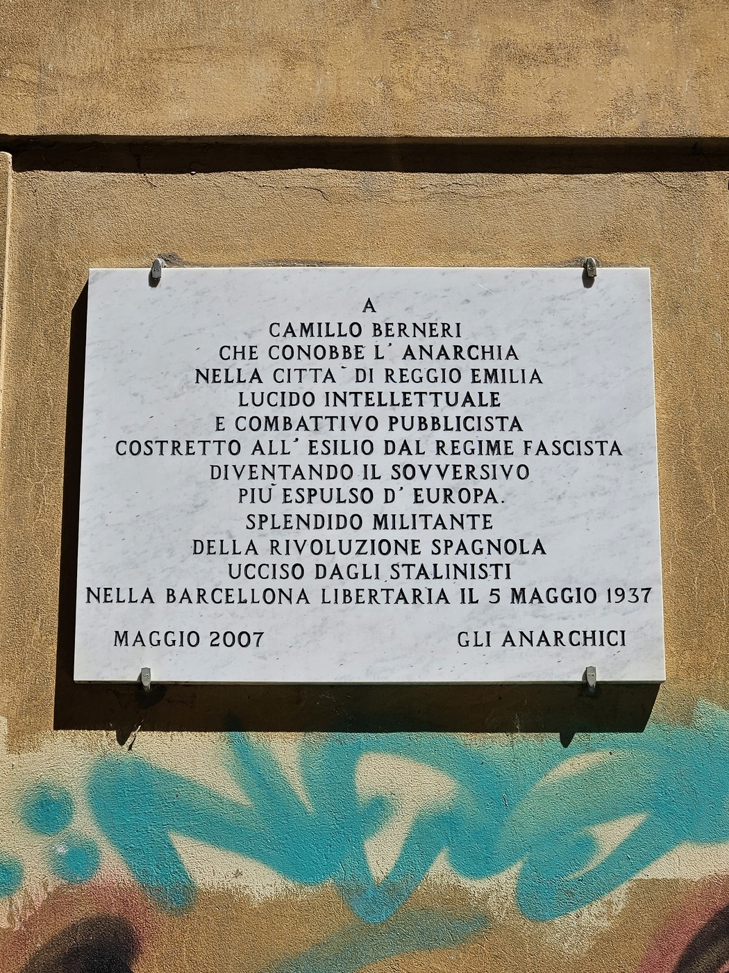 Lapide commemorativa dedicata a Camillo Berneri, figura importante dell'anarchia e della lotta contro il fascismo.