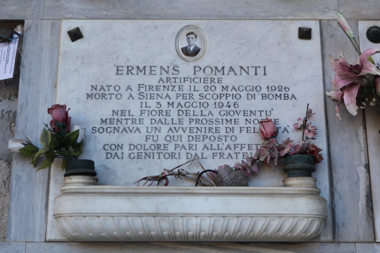 Sepolcro di Ermens Pomanti, artigificiere, morto a Siena nel 1946; decorato con fiori e memoria toccante.