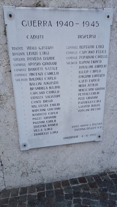 Monumento commemorativo con lapidi dedicate ai Caduti della Guerra 1940-1945, situato in un ambiente urbano.