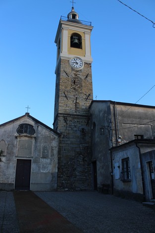 Immagine della "Lapide di Sant'Antonin" con campanile e facciata di una chiesa, cielo sereno sullo sfondo.