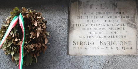 Lapide commemorativa dedicata a Sergio Barigione, con una corona d'alloro e tricolore.