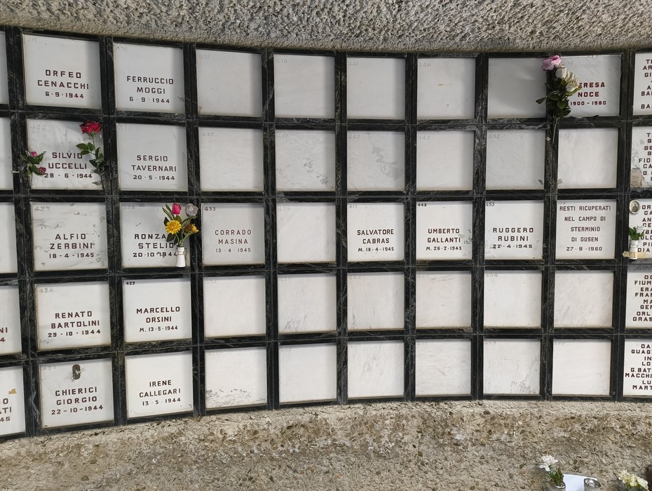 Monumento Ossario dedicato ai caduti partigiani con lapidi e fiori. Commemorazione della Resistenza.
