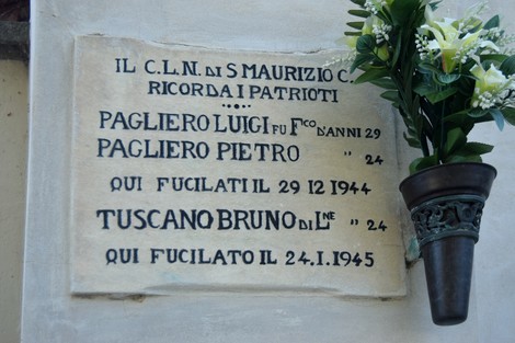 Lapide commemorativa dedicata a Luigi e Pietro Pagliero e Bruno Tuscano, con fiori decorativi.