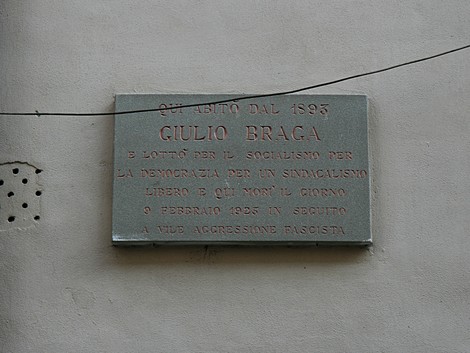 Lapide commemorativa dedicata a Giulio Braga, attivista per la democrazia e il sindacalismo.