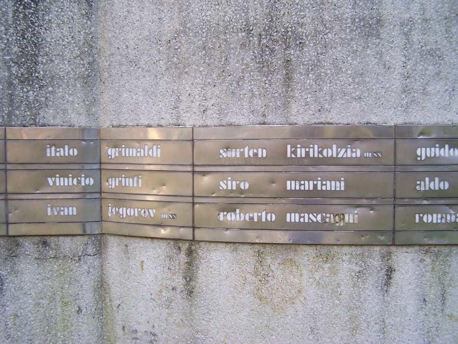 Monumento ai caduti di Pian d'Albero, commemorando i nomi di coloro che hanno sacrificato la vita per la patria.