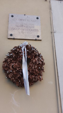 Lapide commemorativa con corona di alloro, in memoria dei Mantovani uccisi dai fascisti nel 1944.