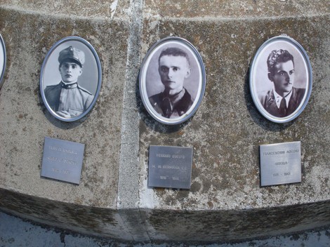 Monumento alla Pace e alla Libertà con ritratti commemorativi di soldati e iscrizioni dedicate.
