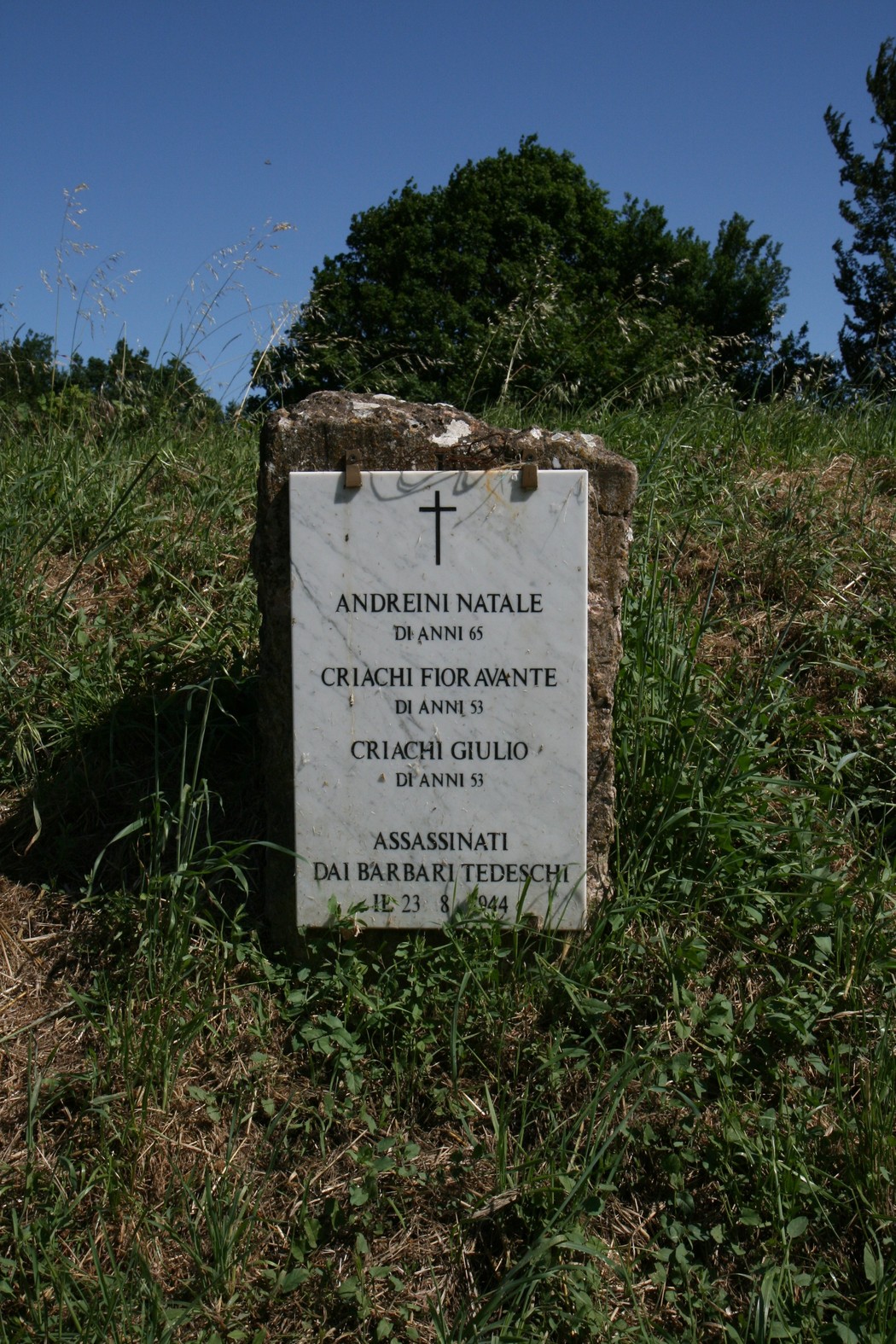 Cippo commemorativo dedicato ad Andreini e ai Criachi, vittime di un attacco. Si trova in un'area verde.