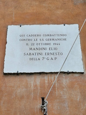 Lapide commemorativa dedicata a Mandini e Sabatini, in memoria della loro lotta contro le SS Germaniche nel 1944.