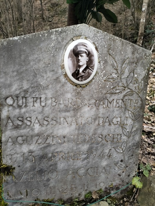 Cippo commemorativo in pietra dedicato a un giovane assassinato durante la Seconda Guerra Mondiale ad Acciai.