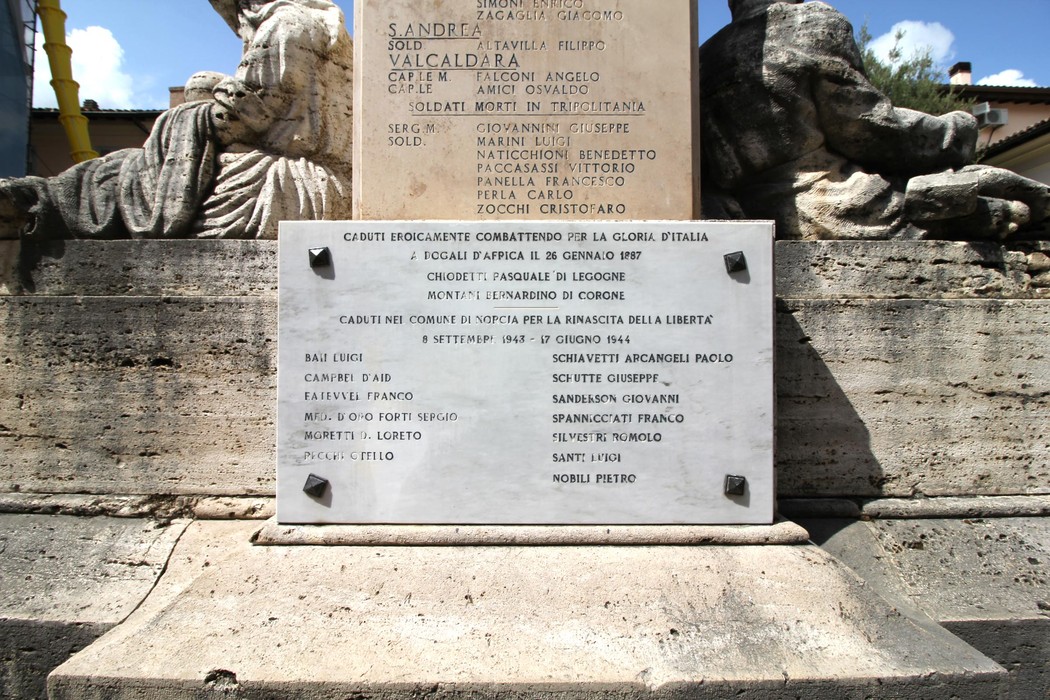 Monumento ai caduti di Norcia, commemorazione in ricordo dei soldati e della loro lotta per la libertà.