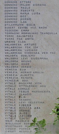 Portale del Cimitero Ebraico, con dettagli architettonici e atmosfera solenne.