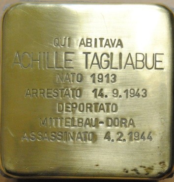 Pietra d'inciampo in ottone incastonata nel selciato, con iscrizione dedicata ad Achille Tagliabue.