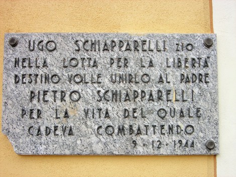 Lapide commemorativa dedicata a Ugo Schiaparelli, ricordato per il suo impegno nella lotta per la libertà.