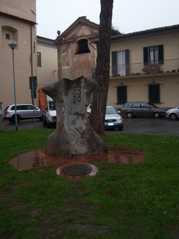 Monumento ai fucilati di piazza San Lorenzo, commemorazione di un triste capitolo della storia.