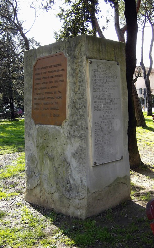 Monumento ai caduti e ai deportati, memoriale dedicato alla memoria delle vittime di conflitti e persecuzioni.