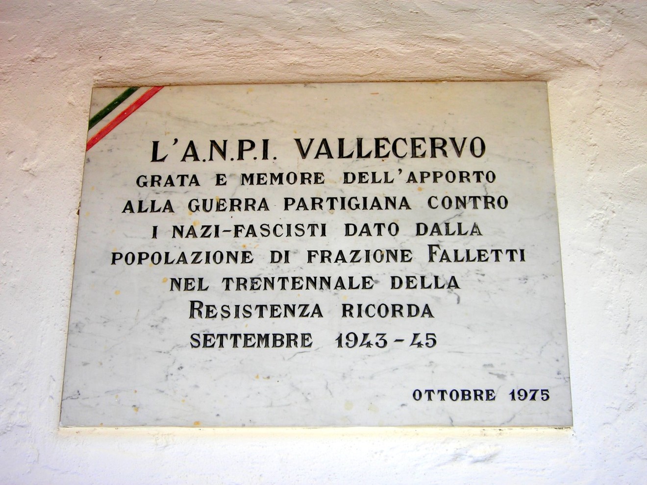 Lapide commemorativa che celebra l'apporto della popolazione di Falletti nella Resistenza contro il nazifascismo.