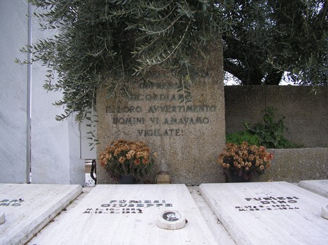 Sepolcro dei caduti sangimignanesi, monumento commemorativo dedicato ai soldati caduti in guerra.