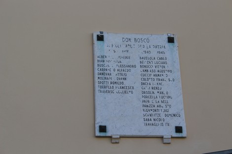 Lapide commemorativa dedicata ai caduti dell'istituto Don Bosco, con nomi incisi in memoria.
