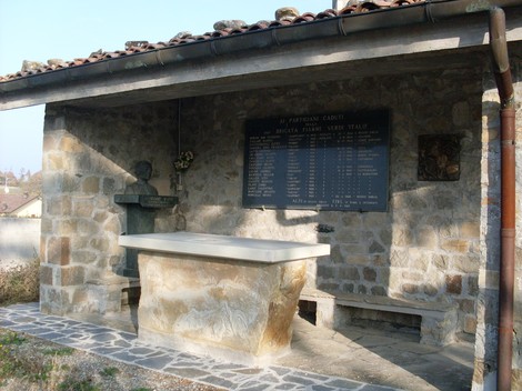 Sacrario di Ca' Marastoni, monumento commemorativo in pietra dedicato ai caduti, immerso nella natura.
