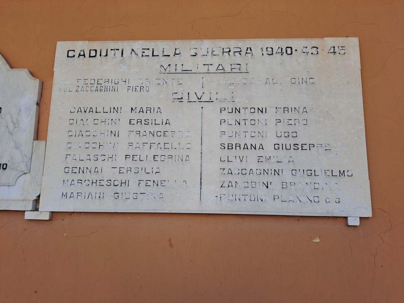 Lapidi commemorative ai caduti di Campo, con nomi di militari e civili in ricordo dei loro sacrifici.