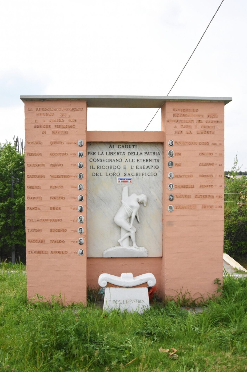 Monumento ai caduti di Navicello, simbolo di libertà e sacrificio per la patria.