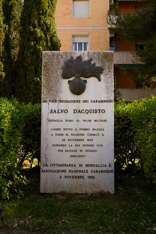 Monumento commemorativo a Salvo D'Acquisto, in onore del vice brigadiere dei Carabinieri.