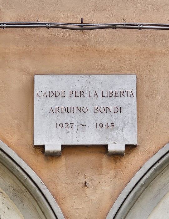 Lapide commemorativa in marmo dedicata ad Arduino Bondi, che ricorda il sacrificio per la libertà.