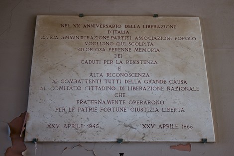 Lapide commemorativa dedicata ai caduti per la Resistenza, intitolata alla liberazione d'Italia.