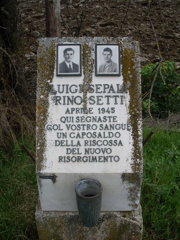 Cippo commemorativo dedicato a Luigi Sepali e Rino Setti, in memoria del loro sacrificio nel 1945.