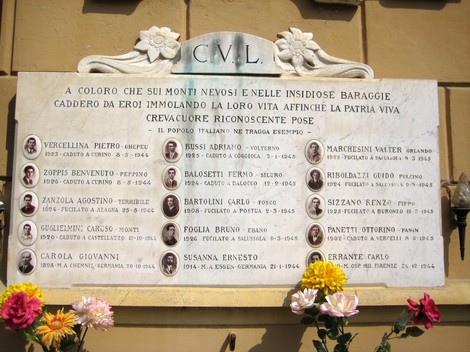 Lapide commemorativa dedicata ai caduti per la Libertà, con nomi e date di chi ha sacrificato la vita.
