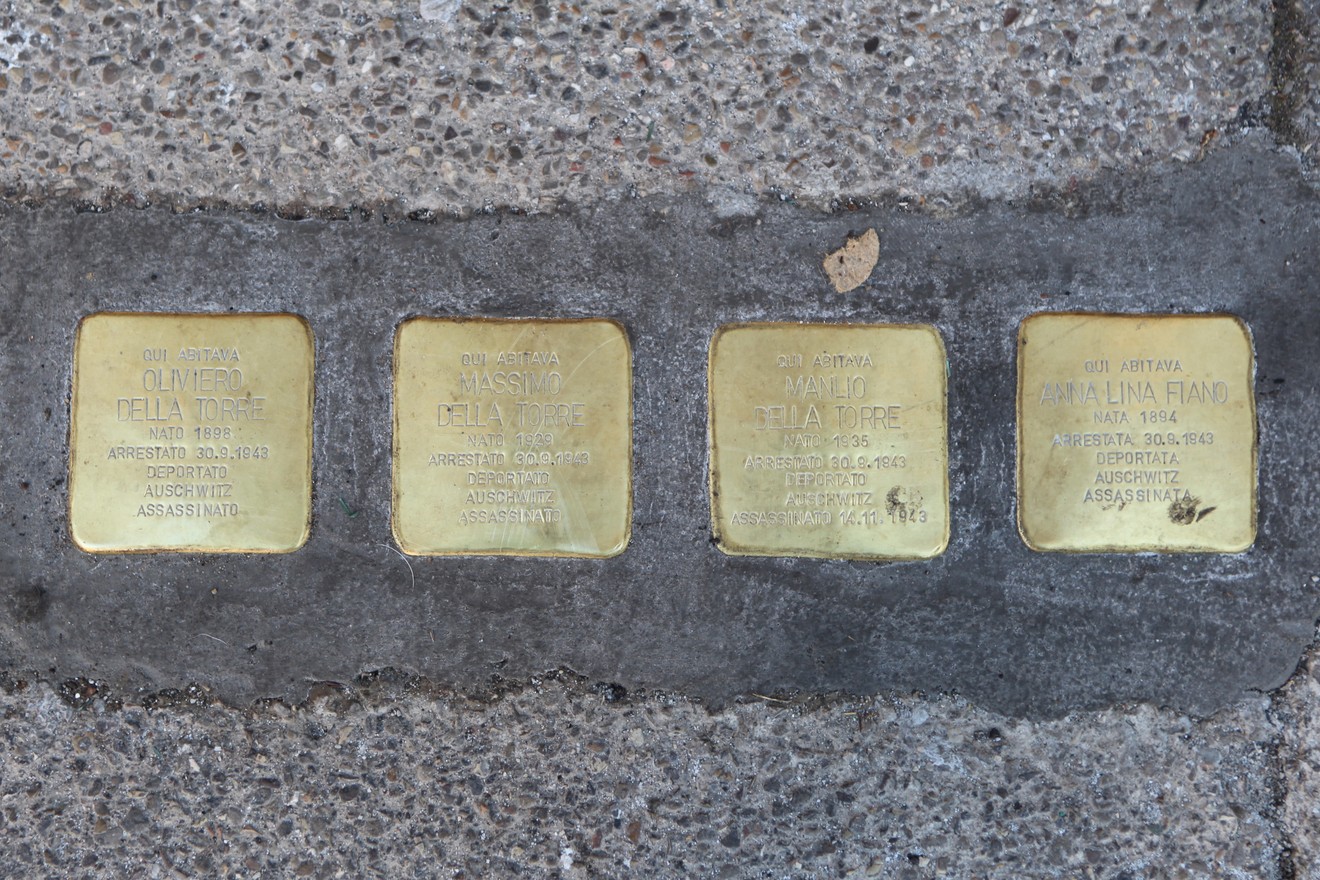 Pietre d'inciampo commemorative della famiglia Fiano - Della Torre, simbolo della memoria storica.
