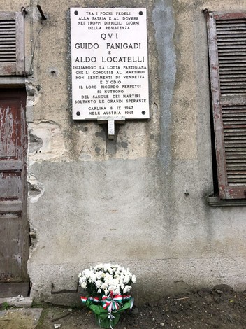 Lapide commemorativa in onore di Guido Panigadi e Aldo Locatelli, partigiani della Resistenza.