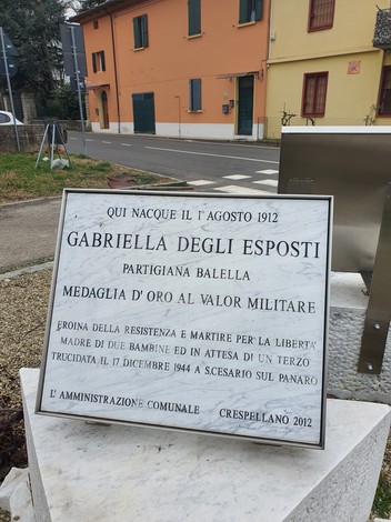 Monumento dedicato a Gabriella Degli Esposti, partigiana e medaglia d'oro al valore militare, con iscrizione commemorativa.