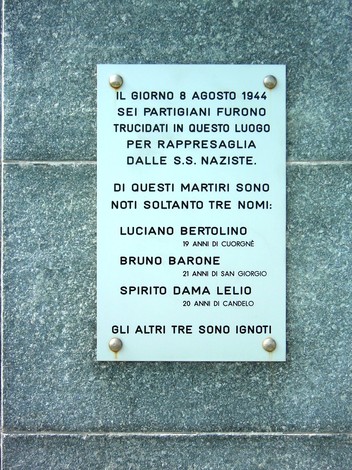 Monumento ai partigiani uccisi al ponte dell'autostrada, memoria di valorosi martiri della Resistenza.