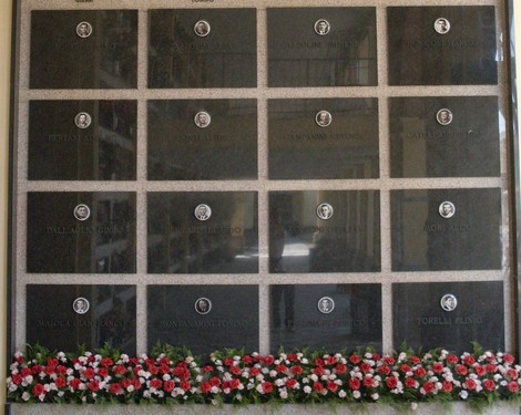 Sacrario dei partigiani di Poviglio, commemorazione di eroi della Resistenza con nomi incisi su una lapide.