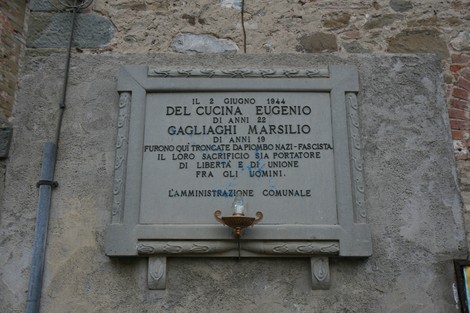 Lapide commemorativa a Del Cucina e Gagliaghi, in memoria del sacrificio per la libertà e l'umanità.