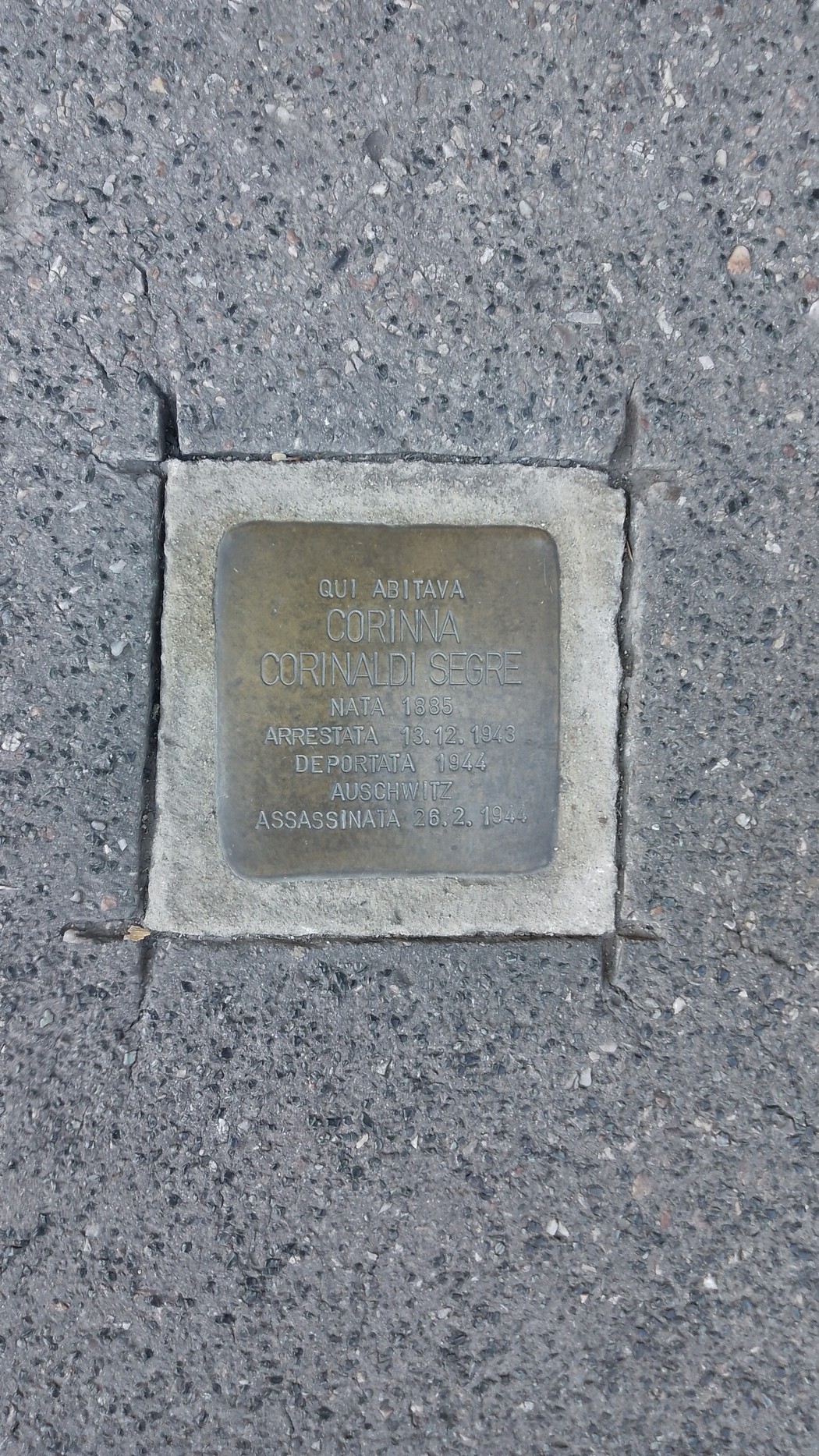 Pietra d'inciampo dedicata a Corinaldo Segre, in ricordo della sua storia e persecuzione.