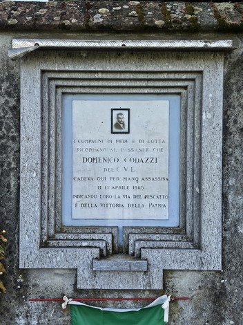 Lapide commemorativa di Domenico Codazzi, decorato di guerra, situata in un contesto storico.