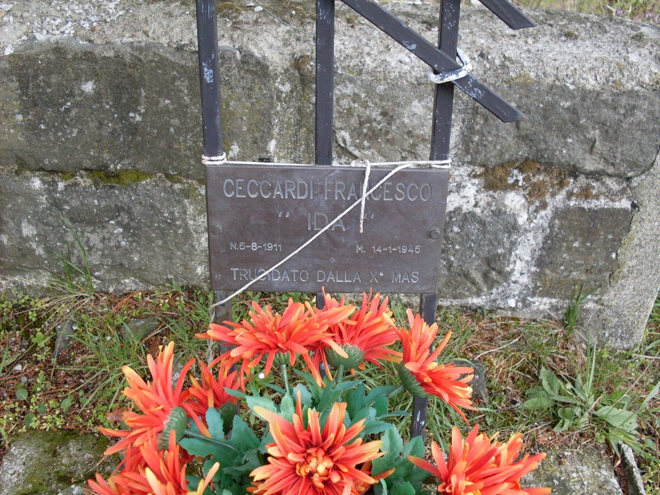 Cippo commemorativo dedicato a Francesco Ceccardi, decorato con fiori.