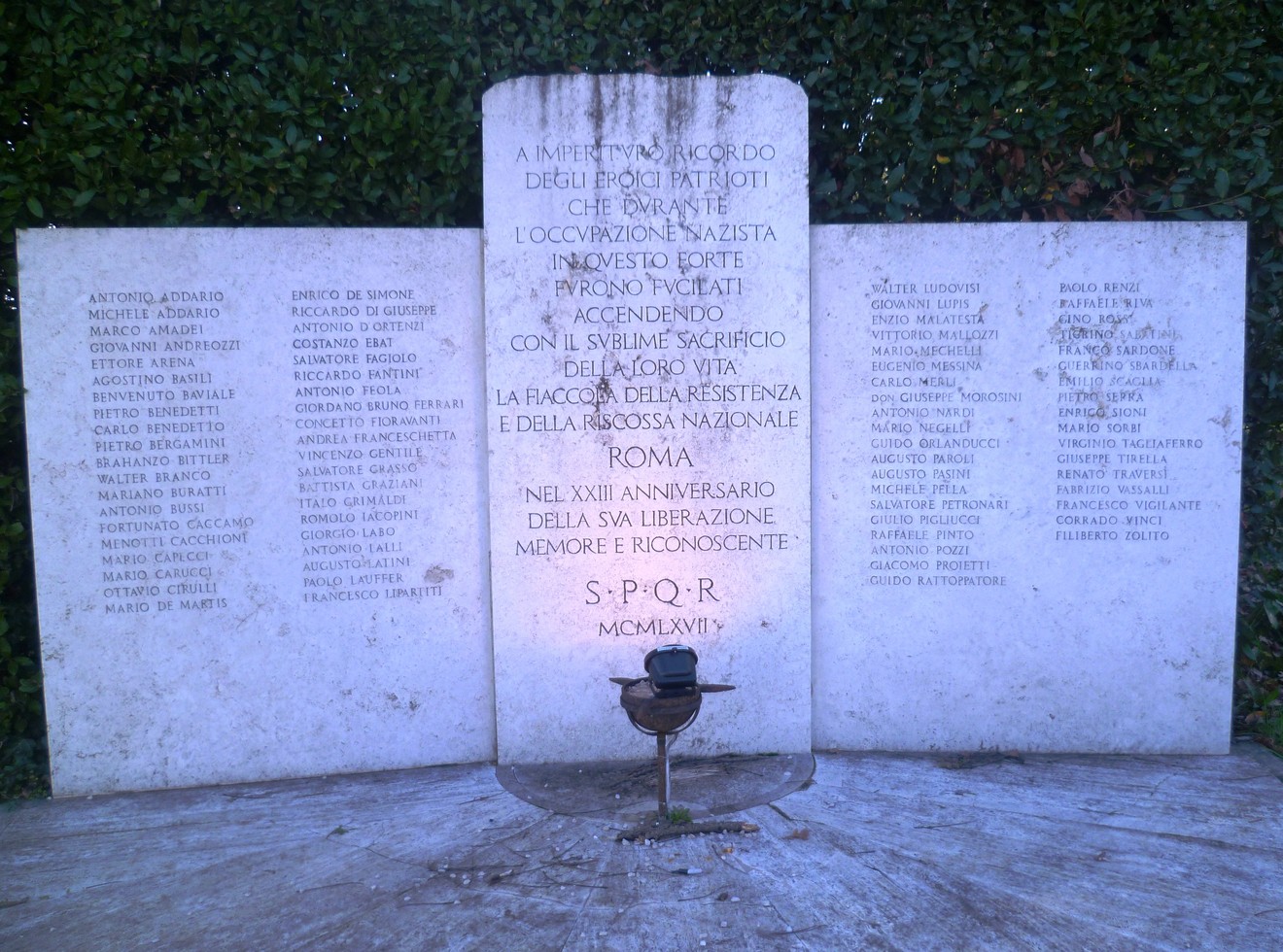 Monumento di Forte Bravetta, dedicato ai patrioti italiani, simbolo di memoria e riconoscenza.